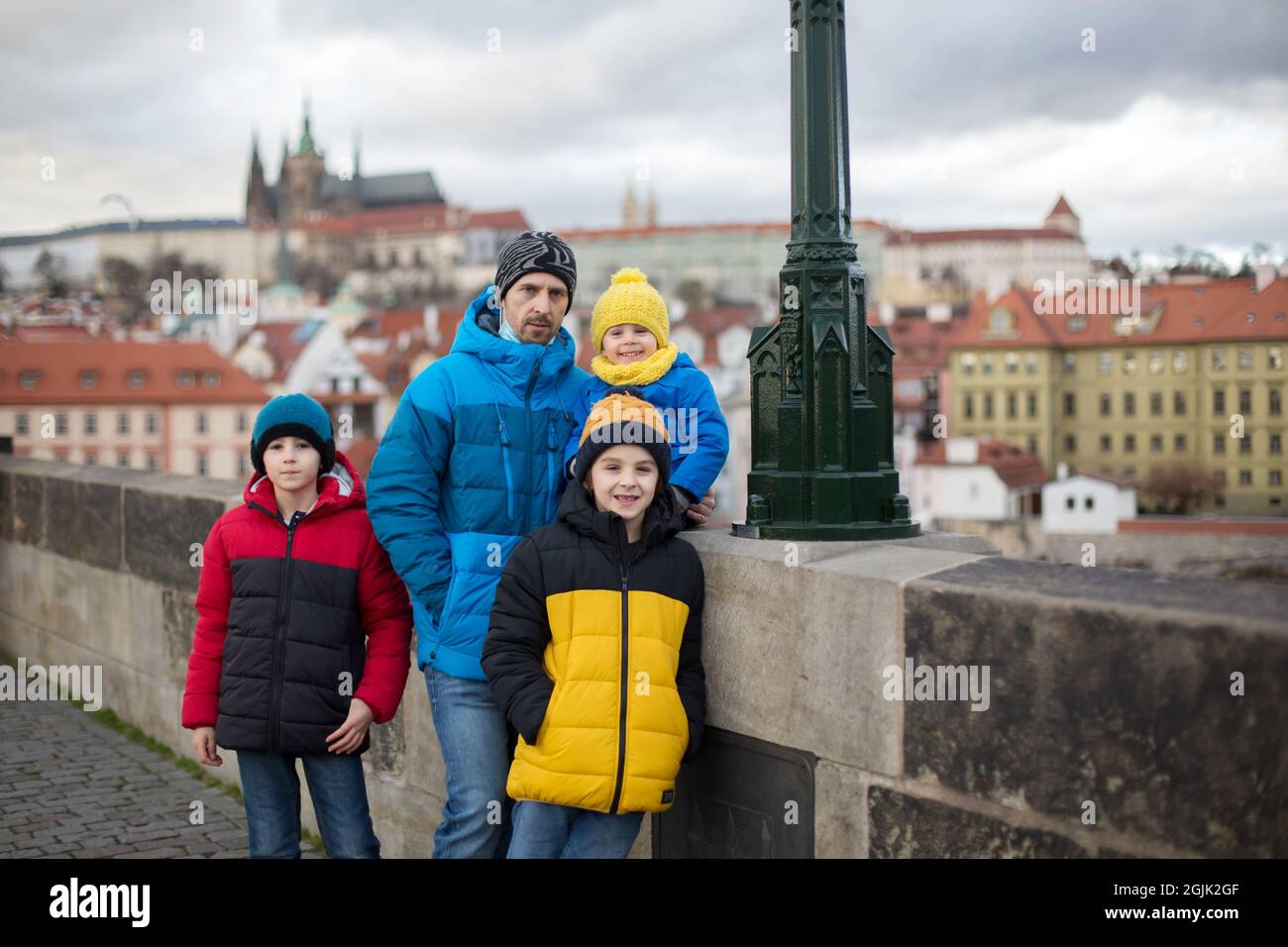 Felice famiglia con bambini su un ponte Carlo inverno a Praga, Repubblica  Ceca Foto stock - Alamy