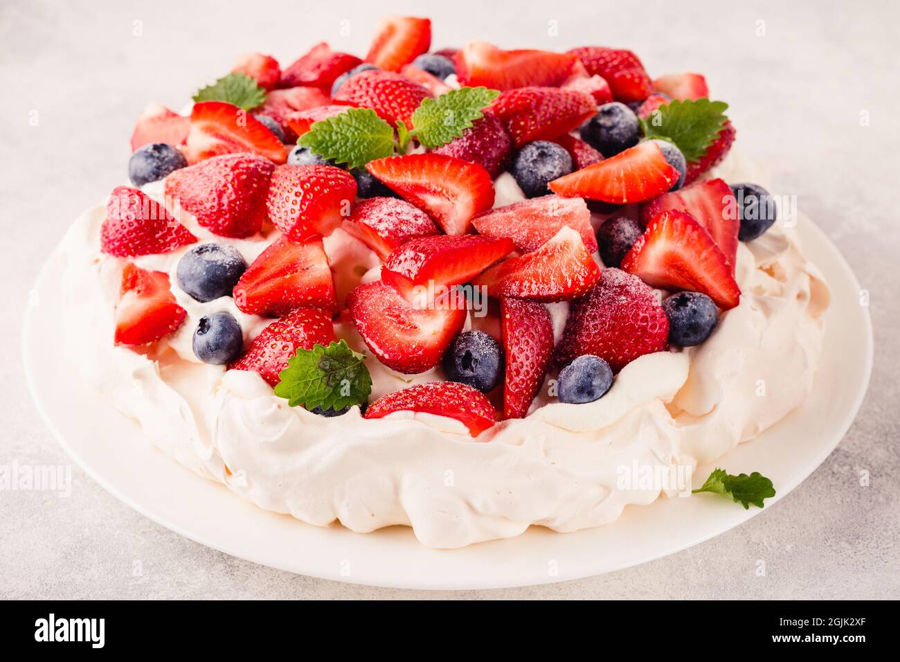 Deliziosa torta Pavlova con fragola fresca e mirtillo, fuoco selettivo Foto Stock
