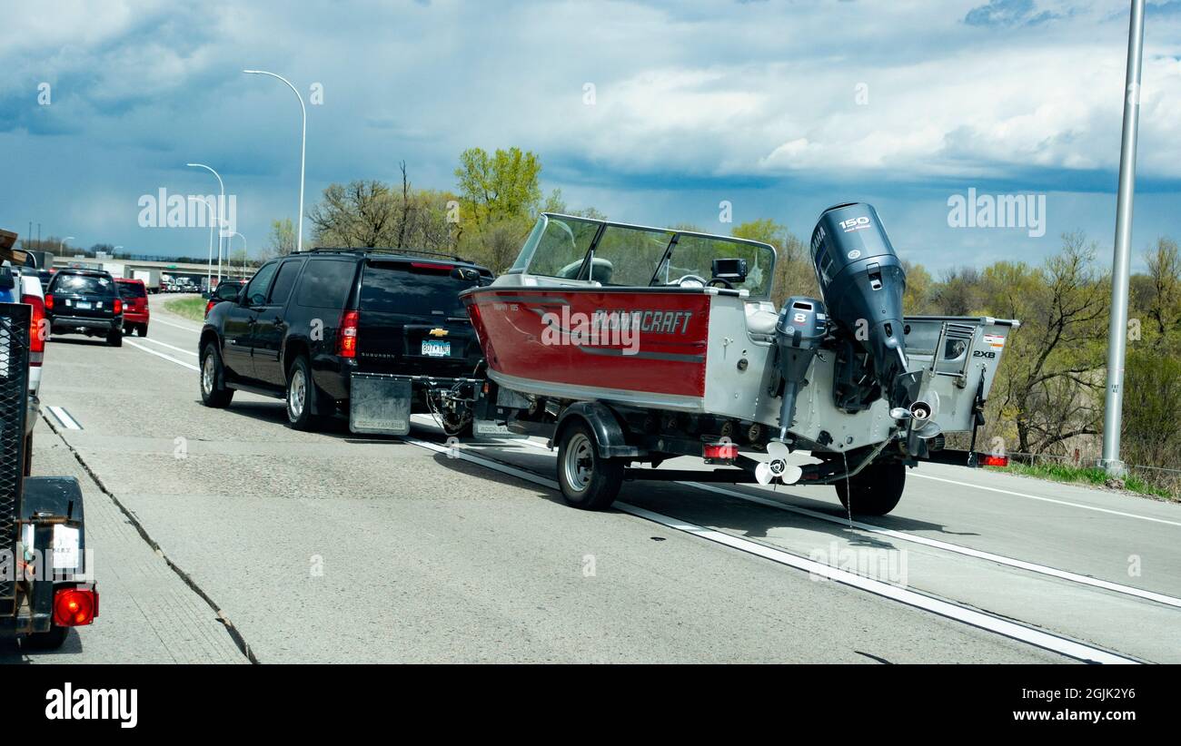 Trophy 180 Alumacraft barca da pesca con due fuoribordo Yamaha per la pesca e la velocità trainata per l'apripista. New Brighton Minnesota, Stati Uniti Foto Stock