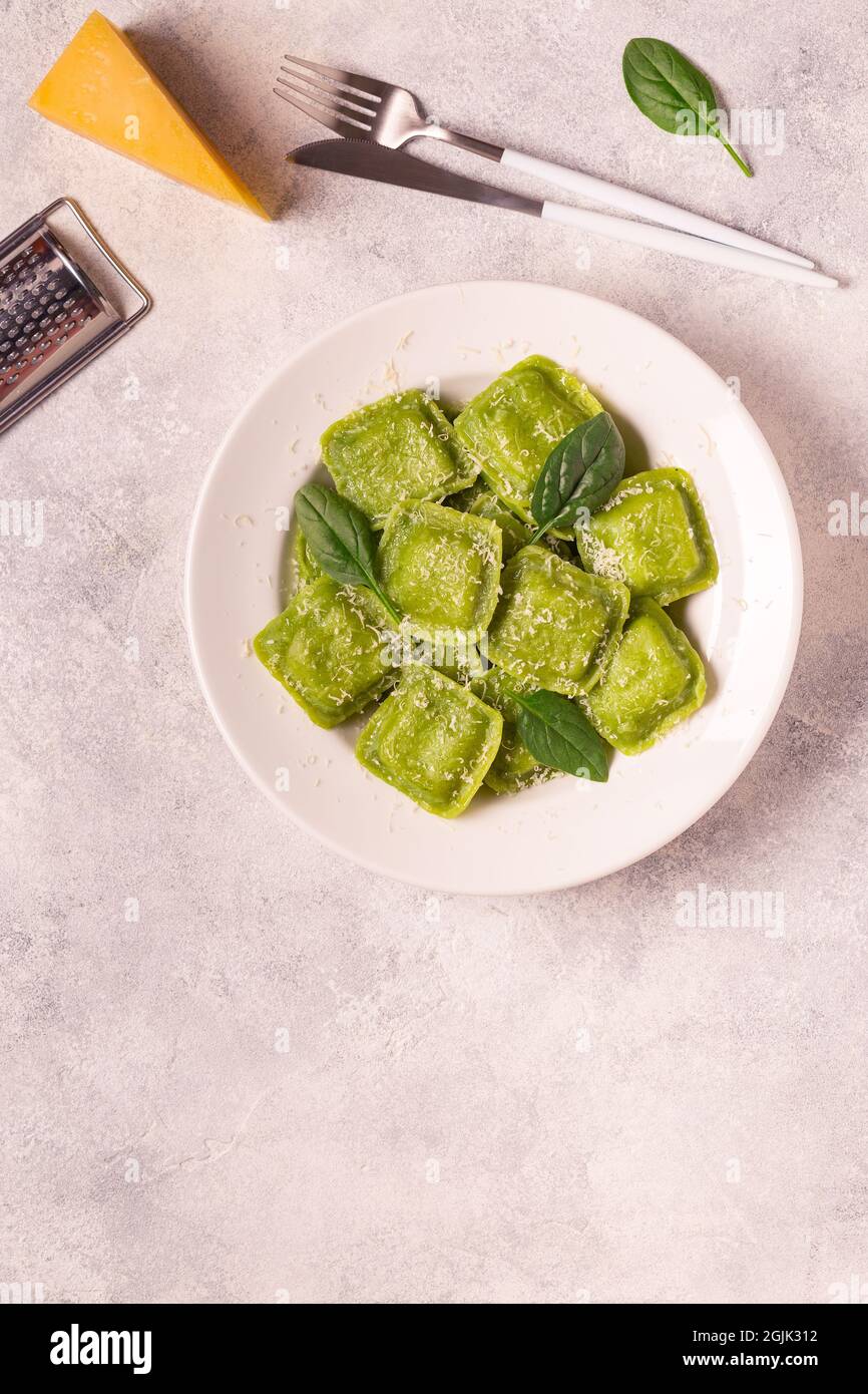 Ravioli con spinaci e parmigiano, fuoco selettivo. Foto Stock