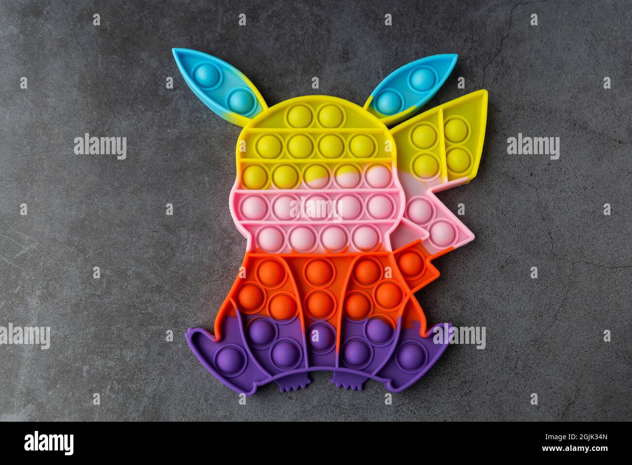 Pop it Pokemon Pikachu su sfondo scuro Foto Stock