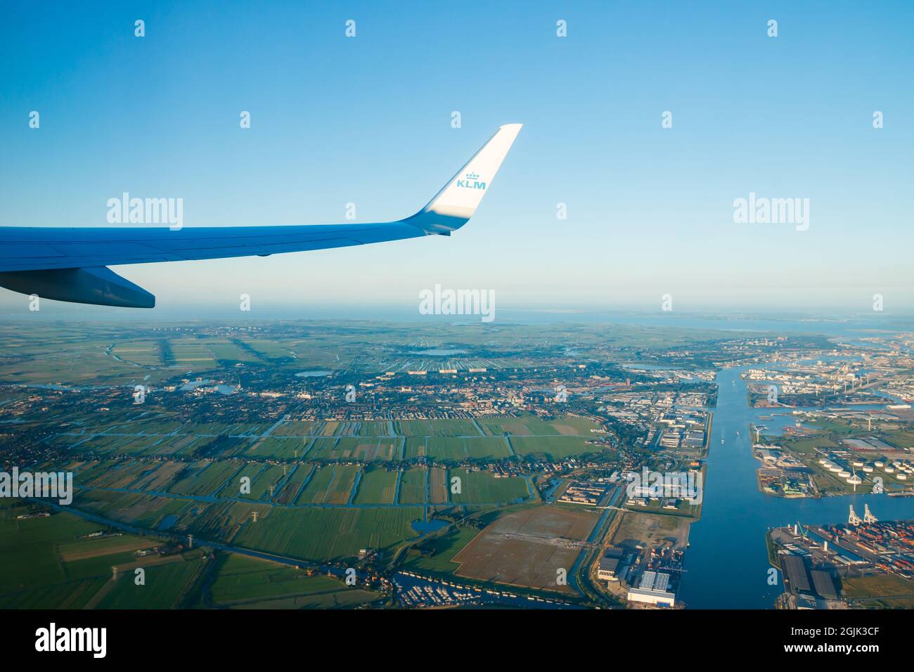 Amsterdam, Paesi Bassi - 17 luglio 2021: KLM ala piana sopra l'Olanda. Volo da Amsterdam a Helsinki. Foto Stock