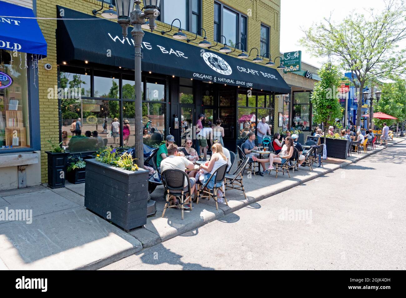 Cena all'aperto presso il ristorante French Meadow sulla Grand Avenue. St Paul Minnesota, Stati Uniti Foto Stock