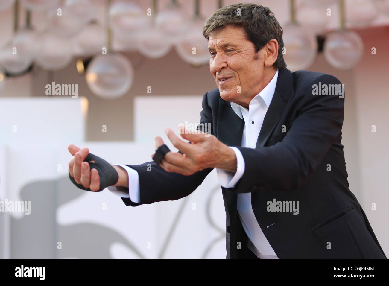 Venezia, Italia. 10 settembre 2021. Il cantante italiano Gianni Morandi partecipa al tappeto rosso del film 'Ennio' durante il 78° Festival Internazionale del Cinema di Venezia, il 10 settembre 2021 a Venezia. Foto © Ottavia da Re/Sintesi/Alamy Live News Foto Stock