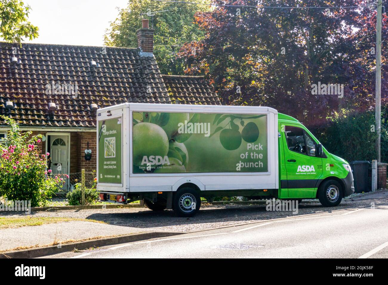 Un furgone di consegna di Asda che consegna generi alimentari in un bungalow nel villaggio di Norfolk di Dersingham. Foto Stock