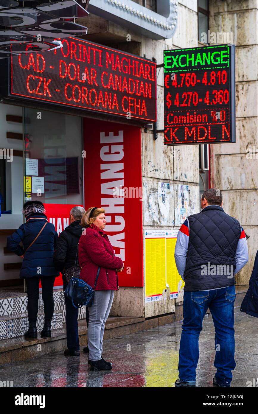 Persone in attesa di fronte ad un ufficio di cambio a Bucarest, Romania,  2021 Foto stock - Alamy