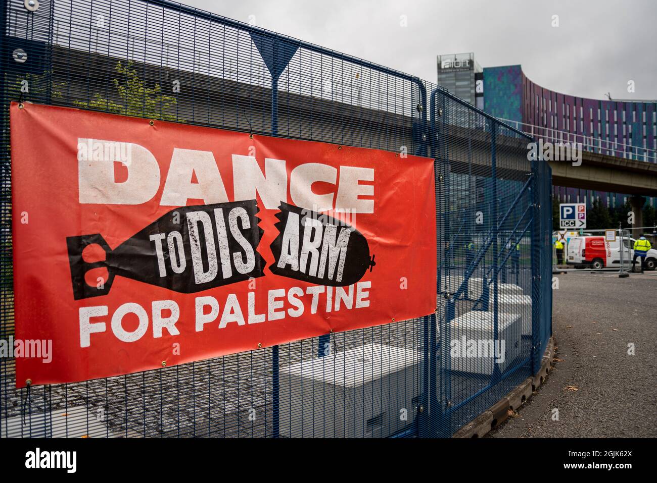 Disarmare per Palestine segno di protesta contro la mostra di commercio internazionale DSEI Defense & Security Equipment, Excel, Londra, Regno Unito Foto Stock