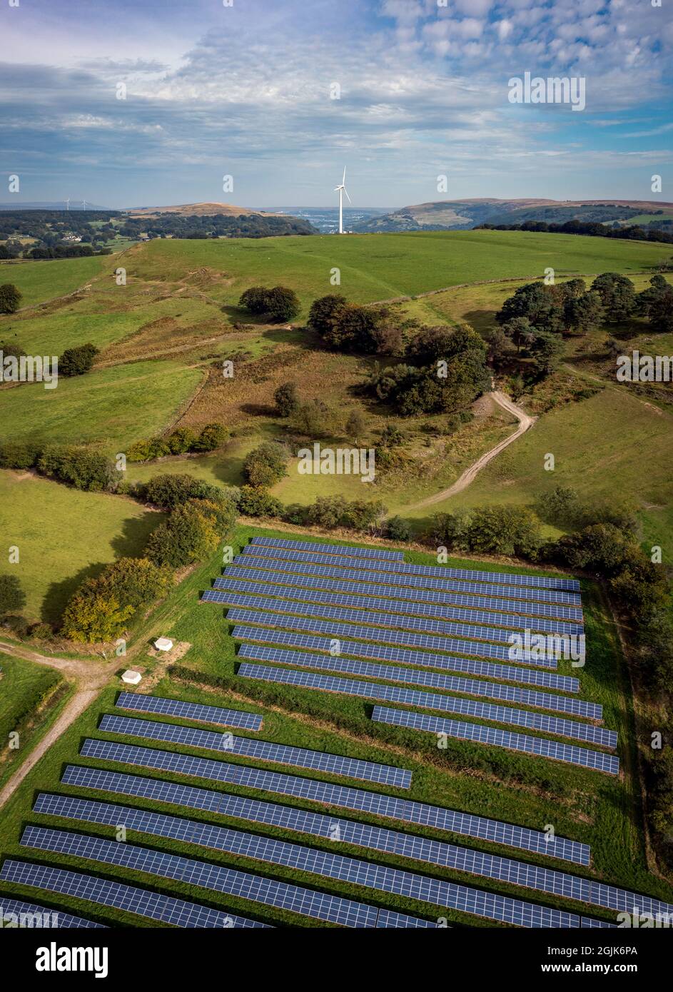 Vista aerea della centrale solare su campo verde. Pannelli elettrici per produrre energia ecologica pulita. Foto Stock