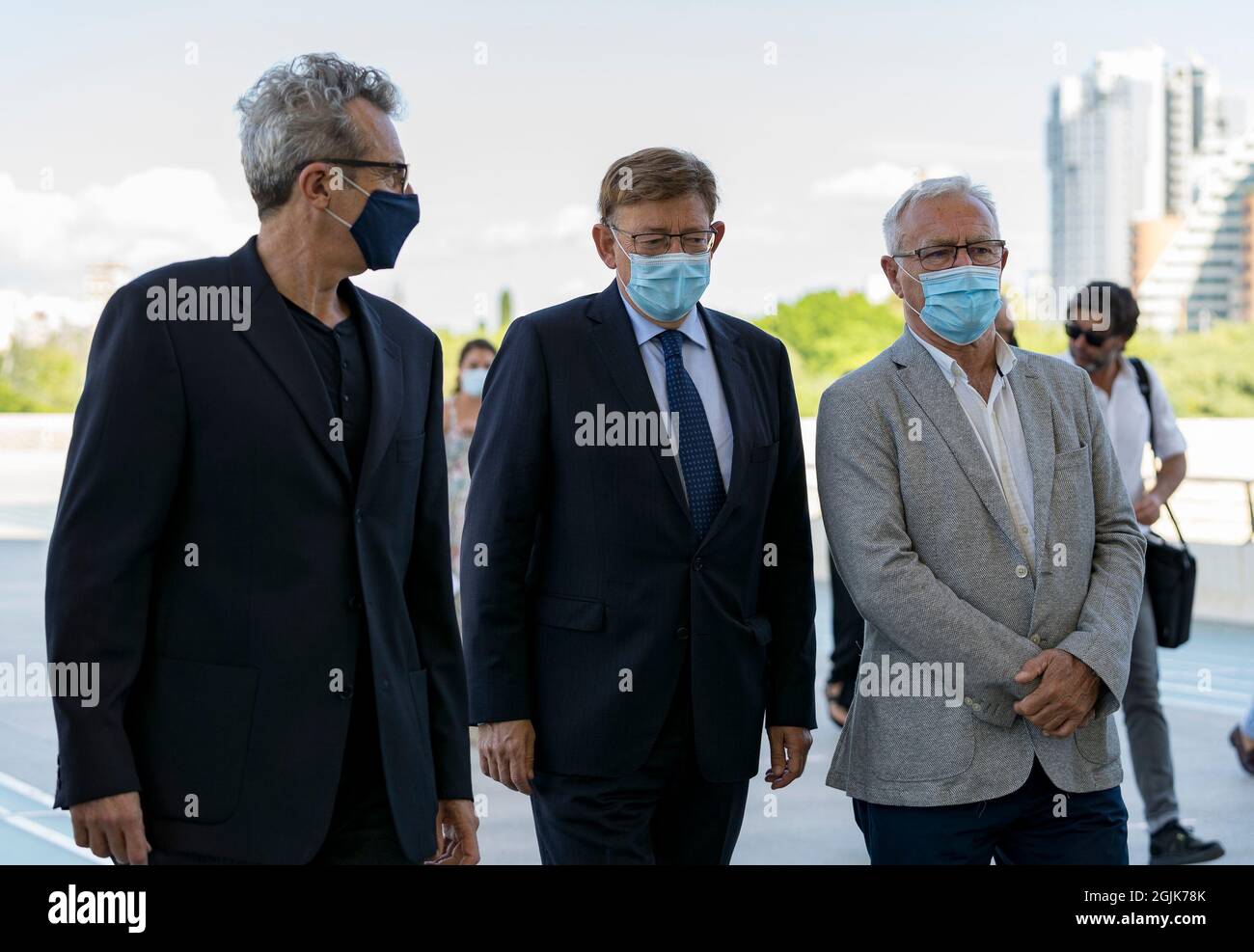 Ximo Puig presidente della Generalitat di Valencia (C), Joan Ribo sindaco di Valencia (R) e Mariano Barroso presidente dell'Accademia delle Arti e delle Scienze del movimento di Spagna (L) visto durante la presentazione al Palau de les Arts.Goya Awards è un evento annuale dell'Accademia delle Arti e delle Scienze del movimento di Spagna, Con lo scopo di premiare i migliori professionisti in ognuna delle diverse specialità del cinema spagnolo. L'evento è stato presentato e la sua 36° edizione si terrà in occasione della fine della celebrazione dell'anno Berlanga (dal 1 al 2 febbraio) 12 2022) (Foto di Xisco Navarro/SOP Foto Stock