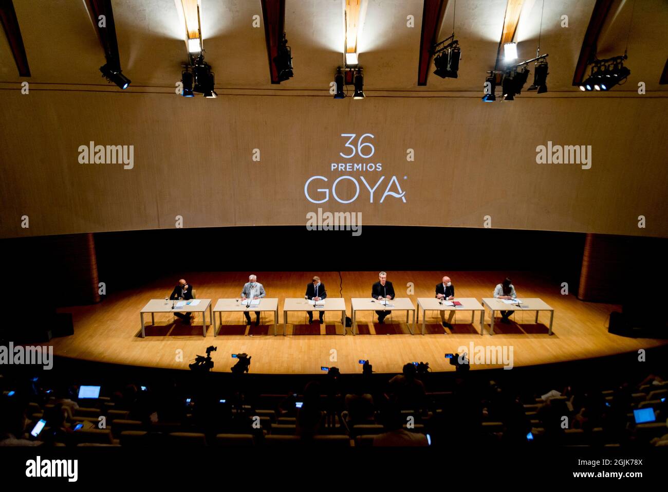 (Da sinistra a destra) Rafael Portela Vice presidente dell'Accademia, Joan Ribo sindaco di Valencia, Ximo Puig presidente della Generalitat di Valencia, Mariano Barroso presidente dell'Accademia delle Arti e delle Scienze del movimento di Spagna, Toni Gaspar presidente del Consiglio Provinciale di Valencia e Sandra Gomez vice sindaco di Valencia durante la presentazione al Palau de les Arts.Goya Awards è un evento annuale dell'Accademia delle Arti e delle Scienze del movimento di Spagna, Con lo scopo di premiare i migliori professionisti in ognuna delle diverse specialità del cinema spagnolo. L'evento Foto Stock