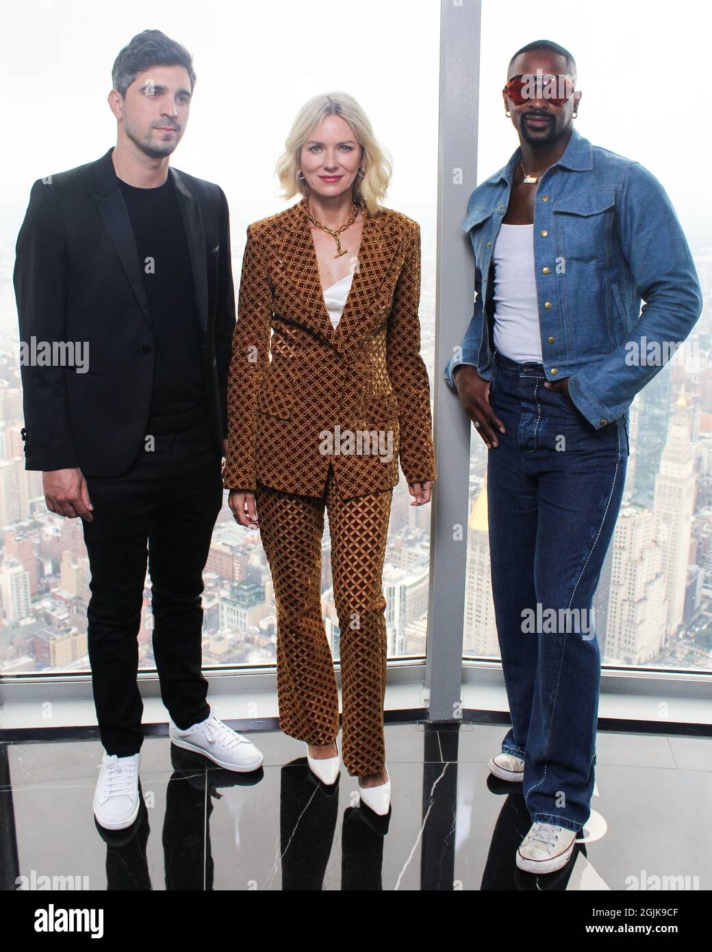 New York City, Stati Uniti. 9 settembre 2021. MANHATTAN, NEW YORK CITY, NEW YORK, USA - SETTEMBRE 09: Il co-fondatore e co-CEO di Afterpay Nick Molnar, l'attrice Naomi Watts e il fashion designer LaQuan Smith propongono un evento di kickoff della New York Fashion Week 2021 che si tiene all'Empire state Building il 9 settembre 2021 a Manhattan, New York City, New York, Stati Uniti. (Foto di Jordan Hinton/Image Press Agency/Sipa USA) Credit: Sipa USA/Alamy Live News Foto Stock