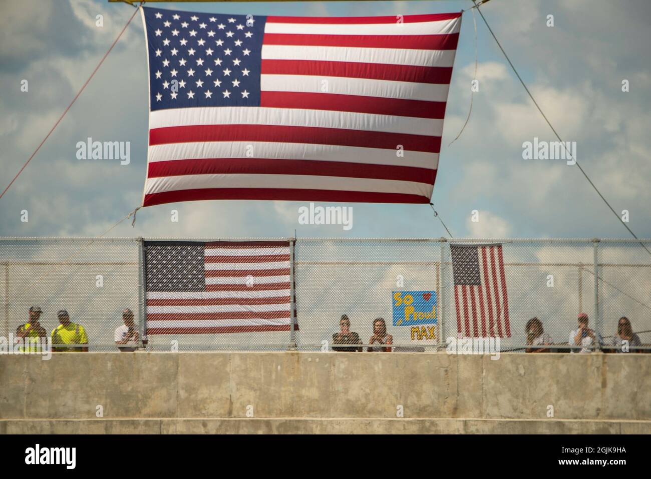 210908-N-AT101-6727 (dal 8, 2021) CLEVELAND, Ohio — Supporters line un ponte sospeso con bandiere e cartelli a sostegno di Hospital Corpsman 3rd Class Maxton W. Soviak, un nativo di Berlin Heights, Ohio, durante una processione che ha avuto luogo dopo l'arrivo dei resti di Soviak 8 settembre 2021 presso l'aeroporto internazionale Hopkins di Cleveland. Soviak, che è stato ucciso il 26 agosto durante un attacco alla porta dell'Abbazia di Hamid Karzai International Airport a Kabul, Afghanistan, mentre sostenendo l'operazione Allies Refuge, è stato premiato il cuore viola e flotta Marine Force Corpsman badge di guerra per il suo coraggioso servico Foto Stock