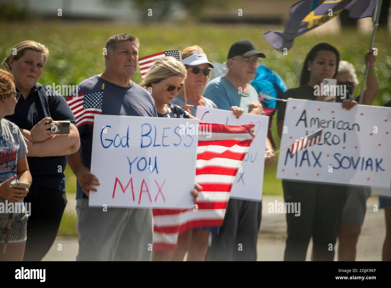 210908-N-AT101-6756 (dal 8, 2021) BERLIN HEIGHTS, Ohio — Supporters fiancheggiano le strade con bandiere e cartelli a sostegno di Hospital Corpsman 3rd Class Maxton W. Soviak, un cittadino di Berlino Heights, Ohio, durante una processione che si è svolta dopo l'arrivo dei resti di Soviak 8 settembre 2021 presso l'aeroporto internazionale Hopkins di Cleveland. Soviak, che è stato ucciso il 26 agosto durante un attacco alla porta dell'Abbazia di Hamid Karzai International Airport a Kabul, Afghanistan, mentre sostenendo l'operazione Allies Refuge, è stato premiato il cuore viola e flotta Marine Force Corpsman badge per il suo coraggioso servizio Foto Stock