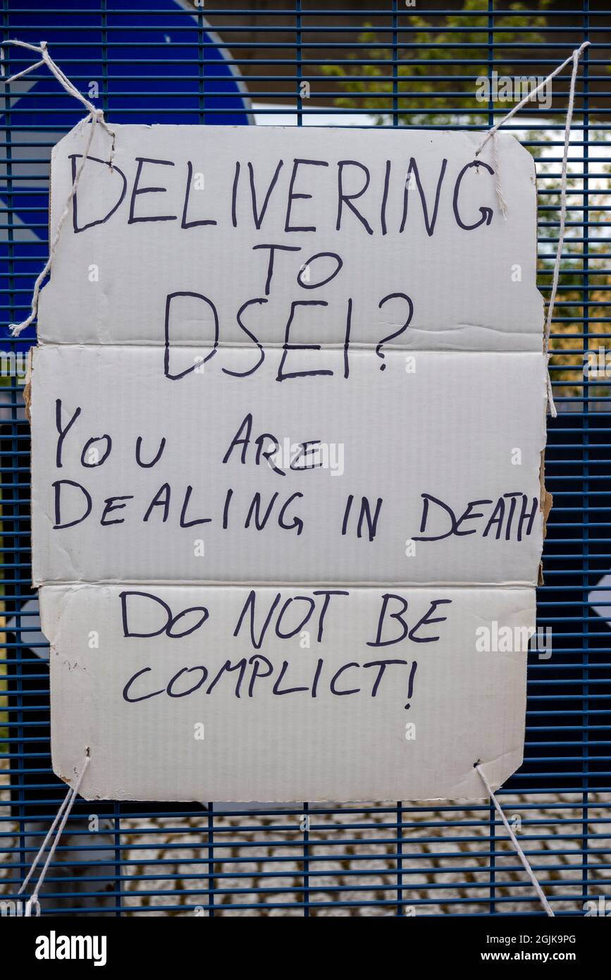 Cartello di protesta contro la fiera DSEI Arms Fair Trade Show di Defense & Security Equipment International, Excel, London, UK. Messaggio ai conducenti Foto Stock