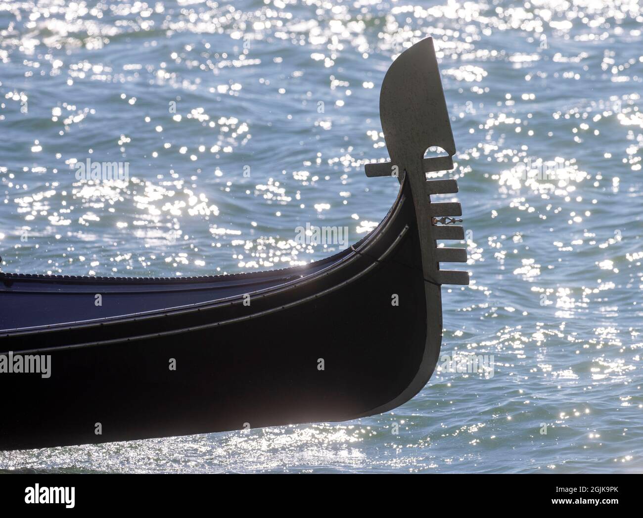 Una Gondola sul Canal Grande di Venezia che conduce alla laguna di San Marco. I turisti godono della splendida architettura di Venezia da una gondola. Foto Stock