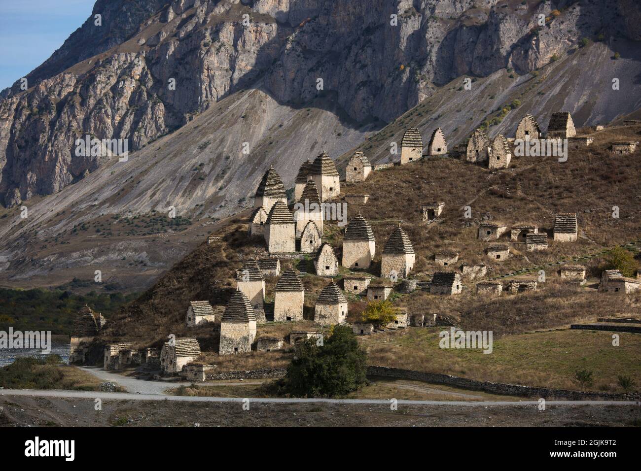 Necropoli medievale città dei morti nelle montagne del Caucaso. Ossezia settentrionale. Foto Stock