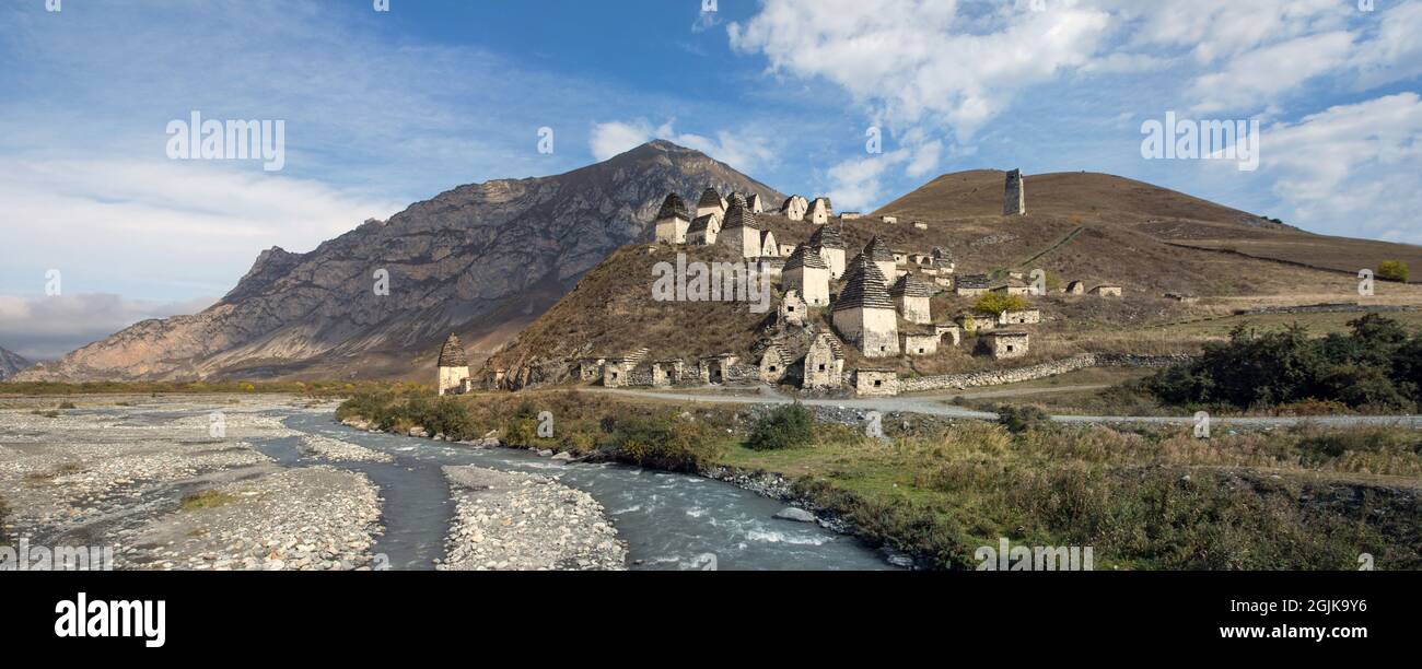 Necropoli medievale città dei morti nelle montagne del Caucaso. Ossezia settentrionale. Foto Stock