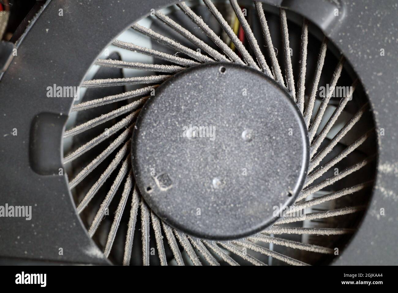 La ventola del computer portatile è sporca e i componenti elettronici del computer sono intasati Foto Stock