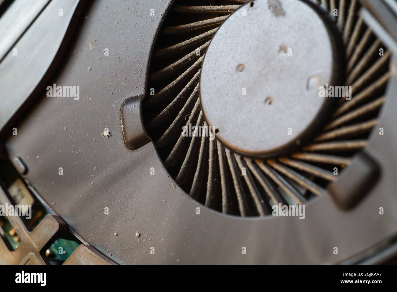 La ventola del computer portatile è sporca e i componenti elettronici del computer sono intasati Foto Stock