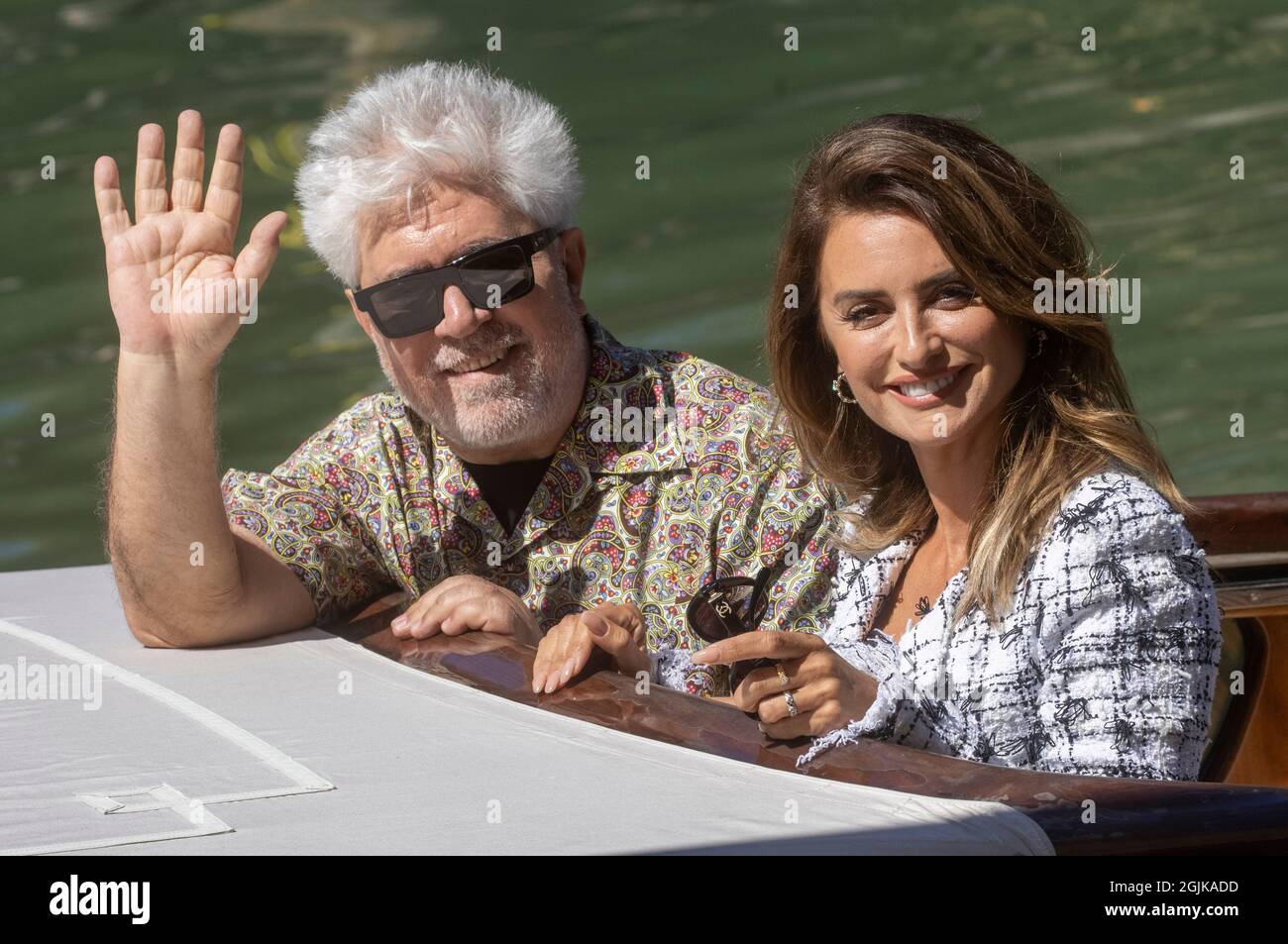 Il regista spagnolo Pedro Almodovar arriva con Penelope Cruz per il 78° festival del cinema di Venezia Foto Stock