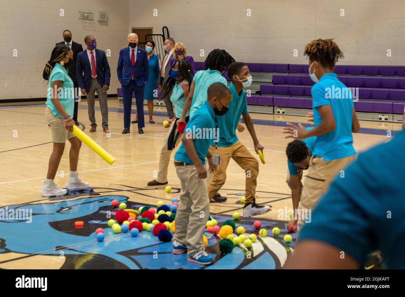 Washington DC, Stati Uniti. 10 Settembre 2021. Presidente degli Stati Uniti Joe Biden, centro, e prima signora Dr. Jill Biden, a destra, con principale, Kerry Richardson, a sinistra, Visita la palestra Brookland Middle School di Washington, DC venerdì 10 settembre 2021. Più tardi il presidente fornirà osservazioni su come la sua amministrazione sta aiutando a mantenere gli studenti al sicuro da Covid-19 in classi credito: Ken Cedeno/Pool via CNP /MediaPunch Credit: MediaPunch Inc/Alamy Live News Foto Stock