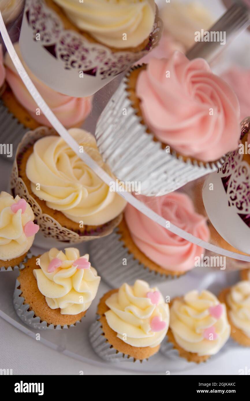 Cupcake su uno stand a forma di una grande torta per un ricevimento di nozze Foto Stock