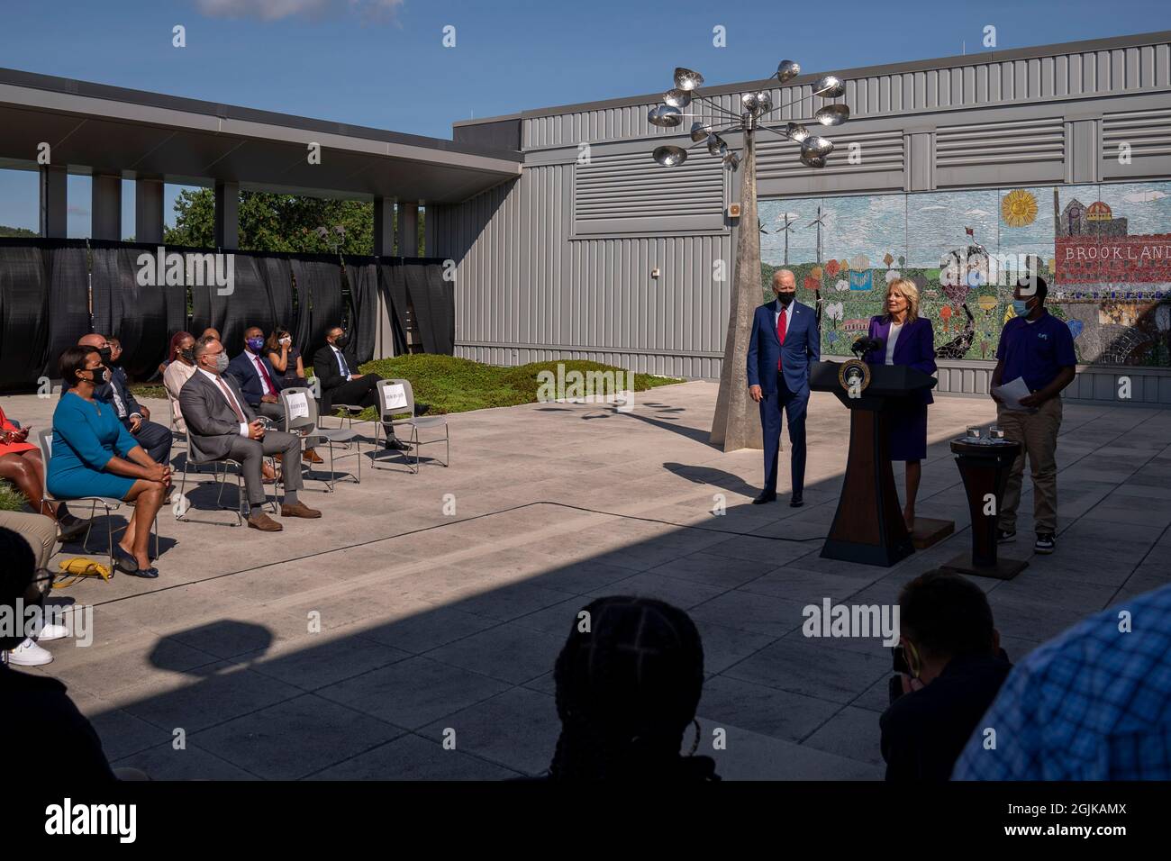 Washington DC, Stati Uniti. 10 Settembre 2021. Prima signora Dr. Jill Biden, centro, lungo lato Stati Uniti presidente Joe Biden, a sinistra, E l'ottavo grado studente Elia Poole, a destra, parla al personale a mentre visitano Brookland Middle School su come l'amministrazione di Biden sta aiutando a mantenere gli studenti al sicuro da Covid-19 in classi a Washington, DC Venerdì, Settembre 10, 2021.Credit: Ken Cedeno/Pool via CNP /MediaPunch Credit: MediaPunch Inc/Alamy Live News Foto Stock