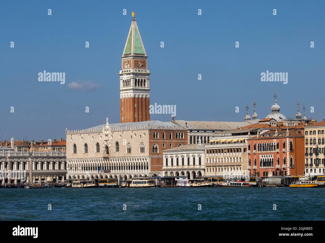 Vista su Piazza San Marco dall'altra parte della laguna di Venezia. Napooleon lo ha definito " il salotto d'Europa ". Foto Stock