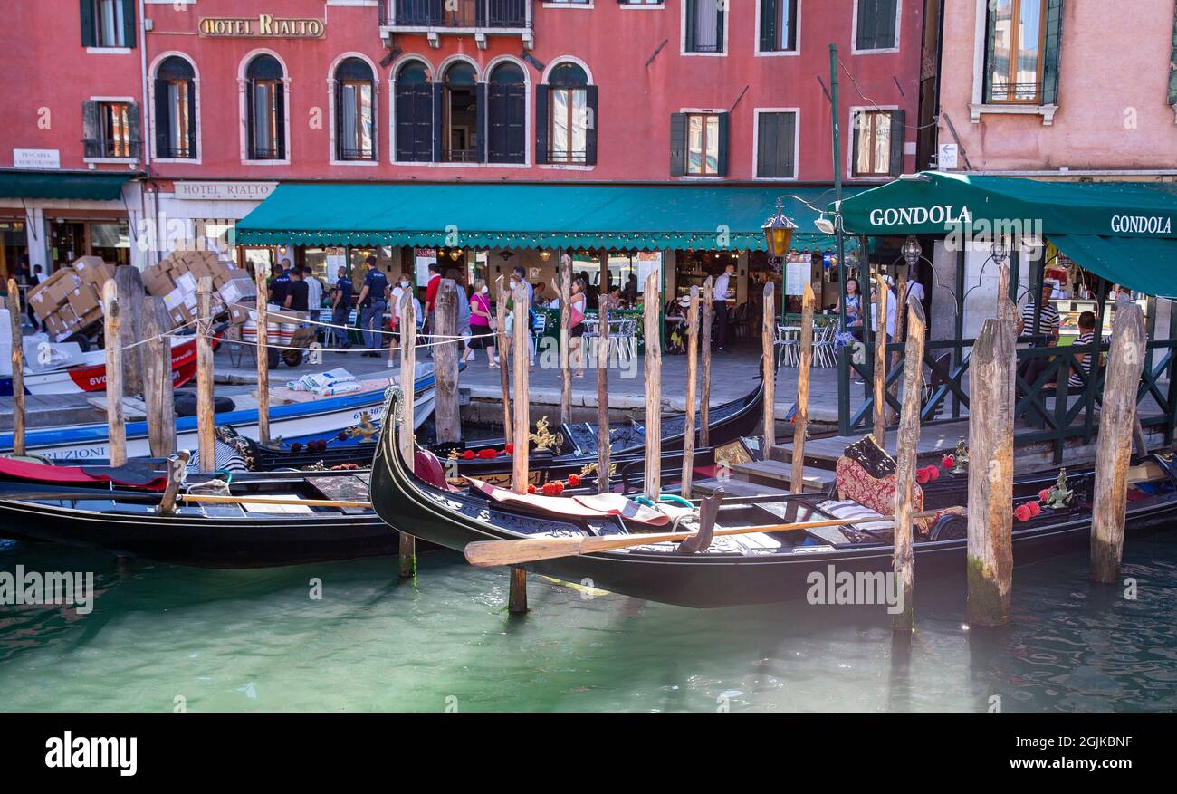 Gondole sul Canal Grande di Venezia. Il canale va dalla stazione ferroviaria di Santa Lucia alla laguna di San Marco. I turisti amano prendere le gondole. Foto Stock