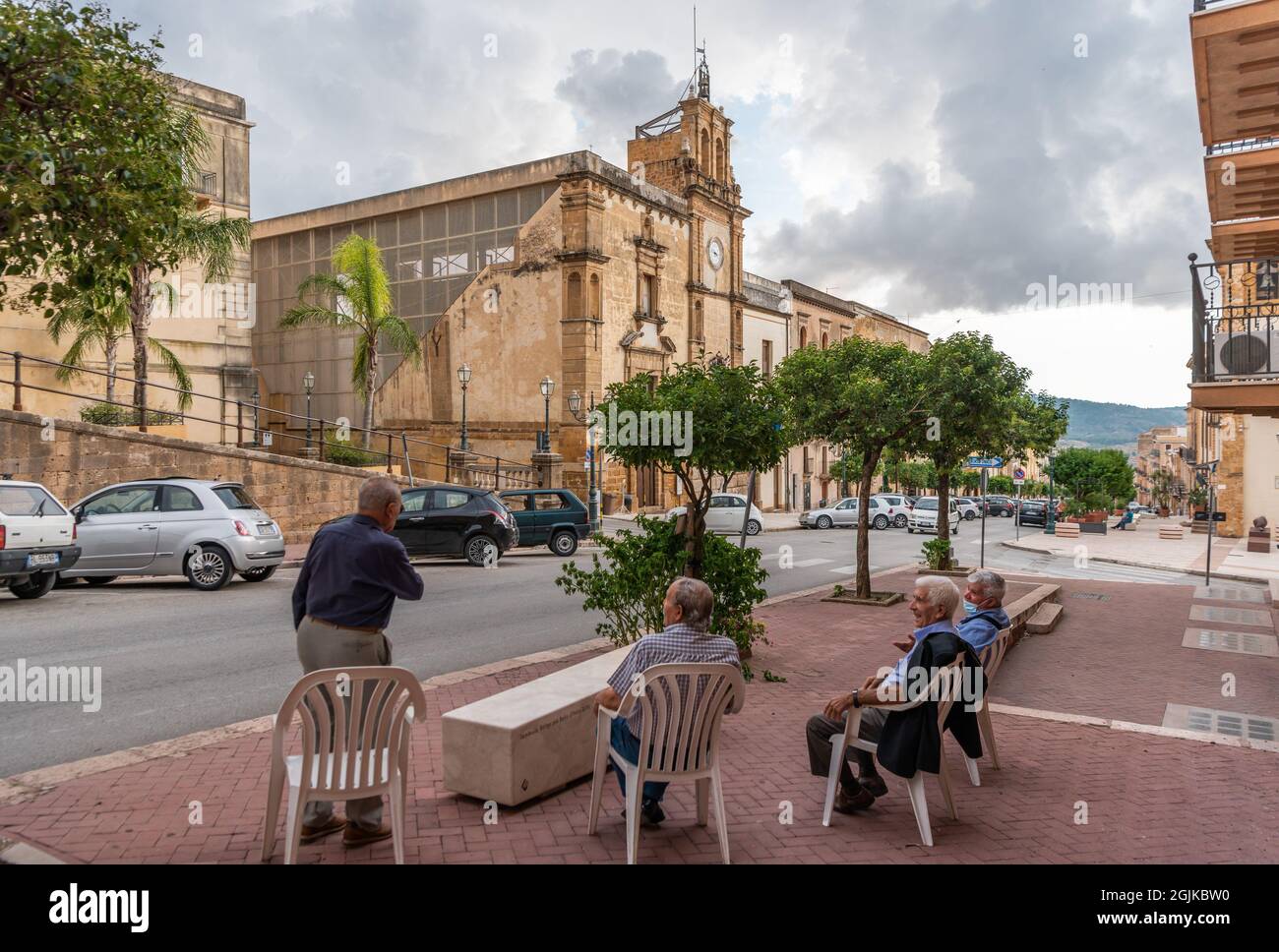 Vecchi uomini di fronte all'ex ospedale, Sambuca di Sicilia, Sicilia, Italia Foto Stock