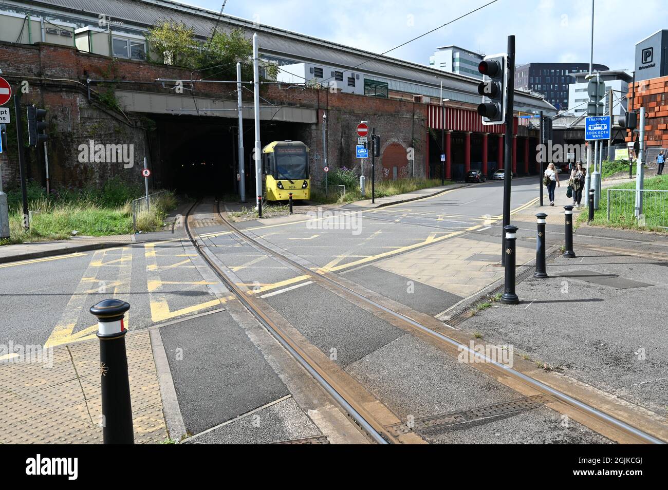 Un tram metropolitano che arriva alla stazione di Manchester Piccadilly. Foto Stock