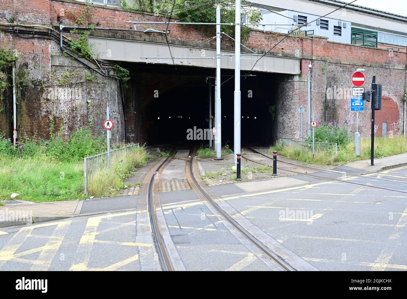 L'entrata di un tunnel sulla linea del tram di Manchester. Foto Stock