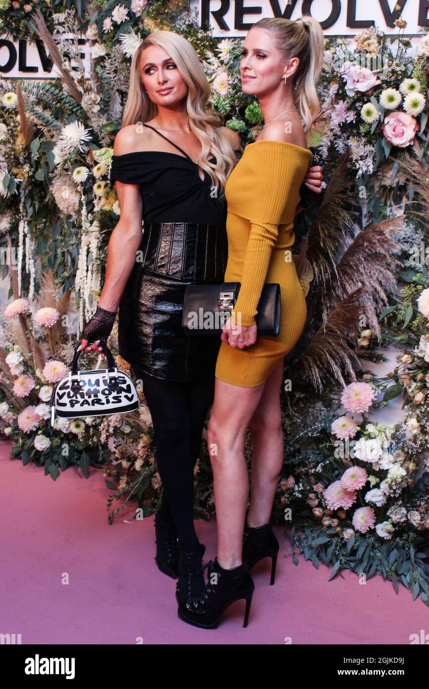 New York City, Stati Uniti. 9 settembre 2021. MANHATTAN, NEW YORK CITY, NEW YORK, USA - SETTEMBRE 09: Personalità televisiva Paris Hilton e sorella/donna d'affari Nicky Hilton Rothschild arrivano alla REVOLVE Gallery NYFW 2021 Presentation and Pop-up Shop che si tiene a Hudson Yards il 9 Settembre 2021 a Manhattan, New York City, New York, Stati Uniti. (Foto di Jordan Hinton/Image Press Agency) Credit: Image Press Agency/Alamy Live News Foto Stock