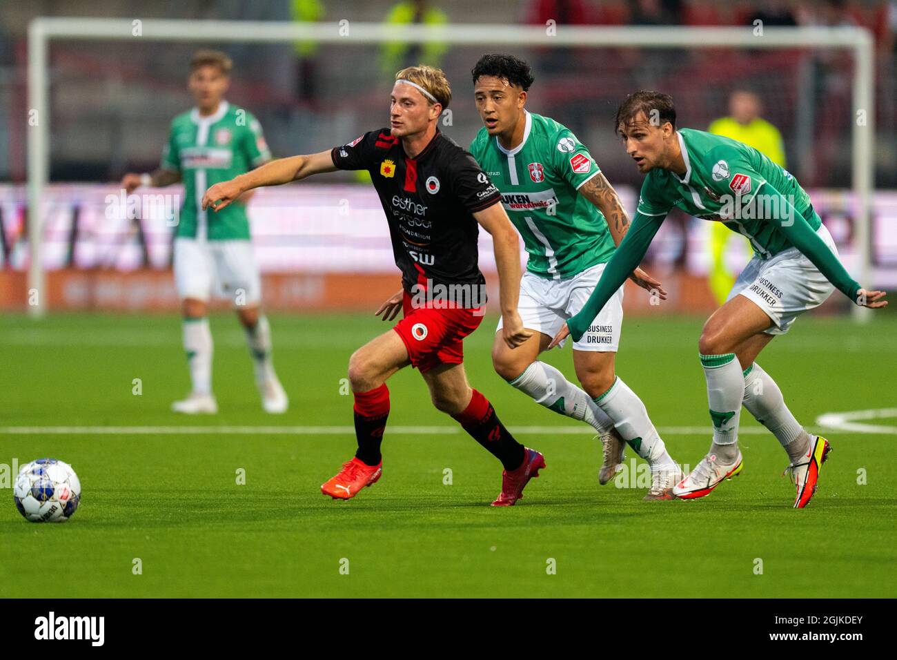 ROTTERDAM, PAESI BASSI - SETTEMBRE 10: Joshua Eijgenraam di Excelsior, Ruggero Mannes del FC Dordrecht, Stijn Meijer del FC Dordrecht durante la partita olandese Keukenkampioendivisie tra Excelsior Rotterdam e FC Dordrecht a Van Donge & De Roo Stadion il 10 Settembre 2021 a Rotterdam, Paesi Bassi (Foto di Yeven Orange) Foto Stock