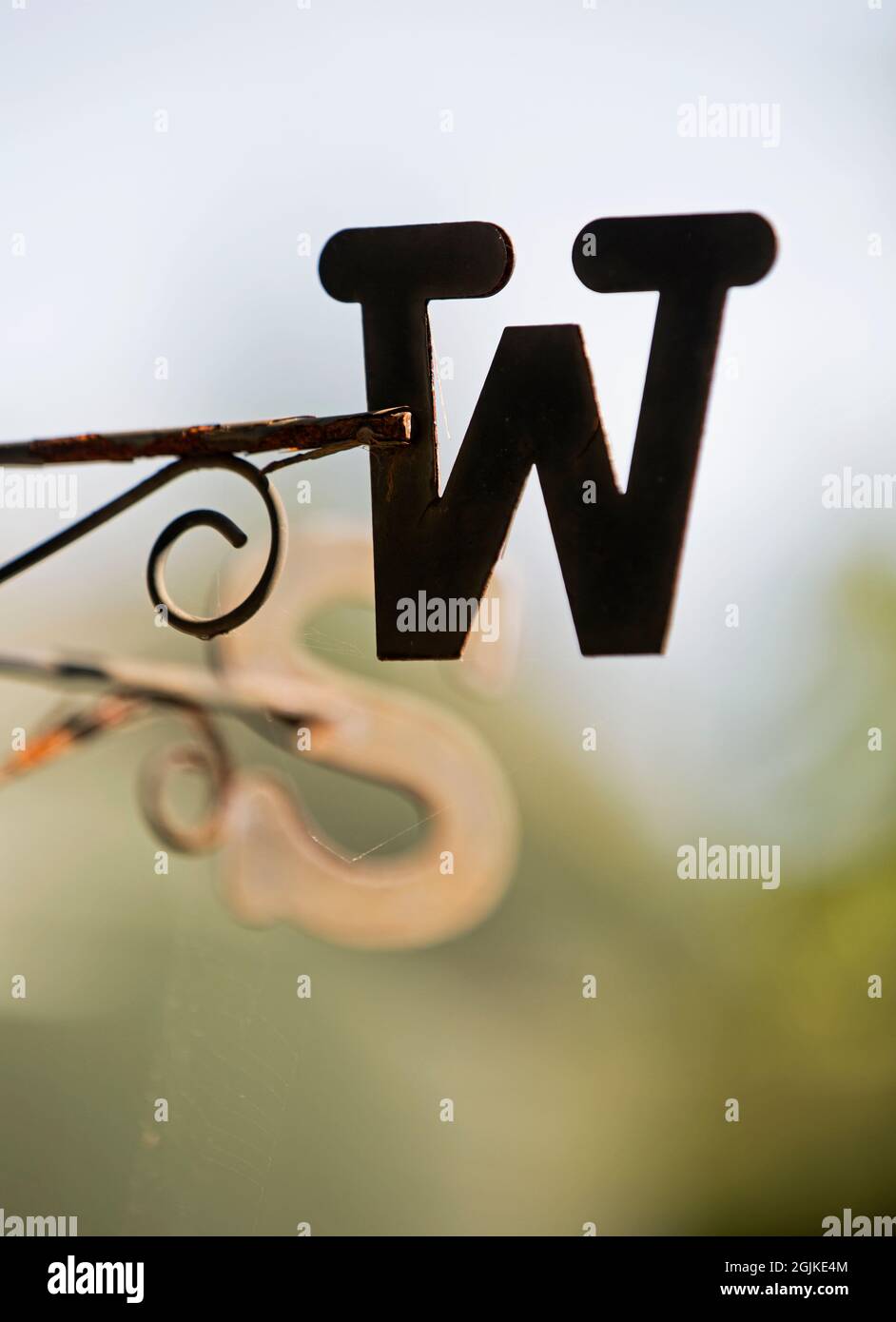 Primo piano di lettere W e S su una paletta meteo Foto Stock