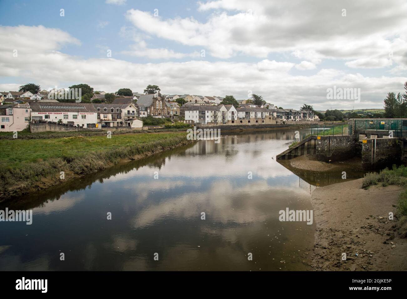 Wadebridge, Cornovaglia, Inghilterra, 30 agosto 2021, Vista sul fiume Camel in via Molesworth. Foto Stock