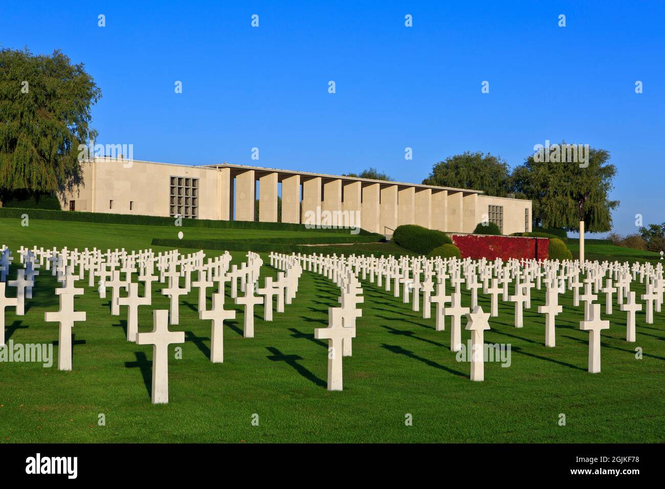 La statua dell'Angelo della Pace (1956) di Donal Hord all'ingresso principale del cimitero e memoriale americano Henri-Chapelle della seconda Guerra Mondiale a Plombieres, Belgio Foto Stock