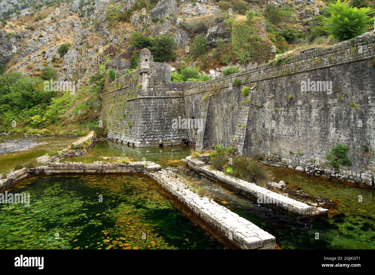 Sito patrimonio dell'umanità dell'UNESCO la città di Kotor in Montenegro. Vecchia cinta muraria fortificata. Baia di Cattaro. Foto Stock