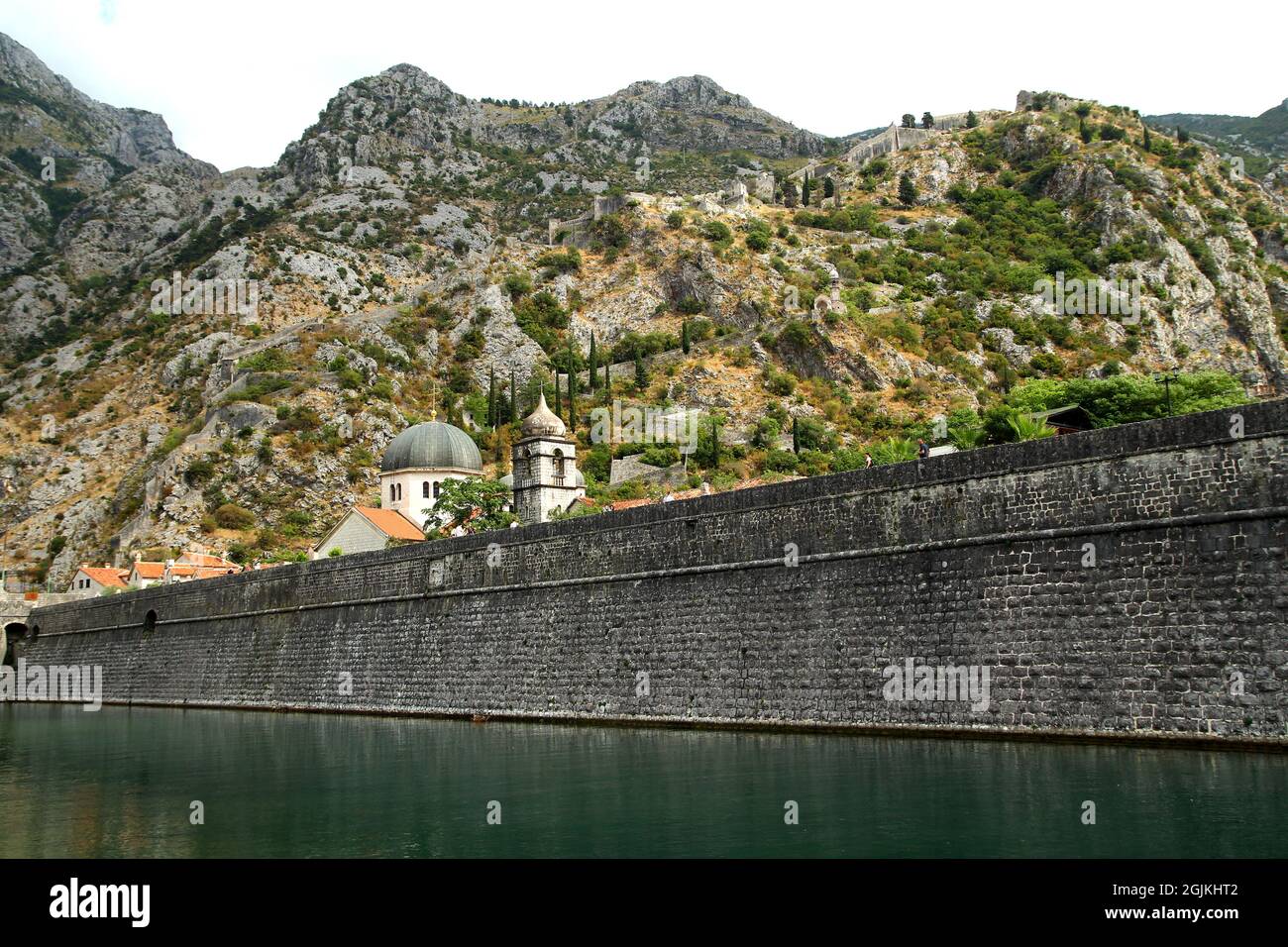 Sito patrimonio dell'umanità dell'UNESCO la città di Kotor in Montenegro. Vecchia cinta muraria fortificata. Baia di Cattaro. Foto Stock