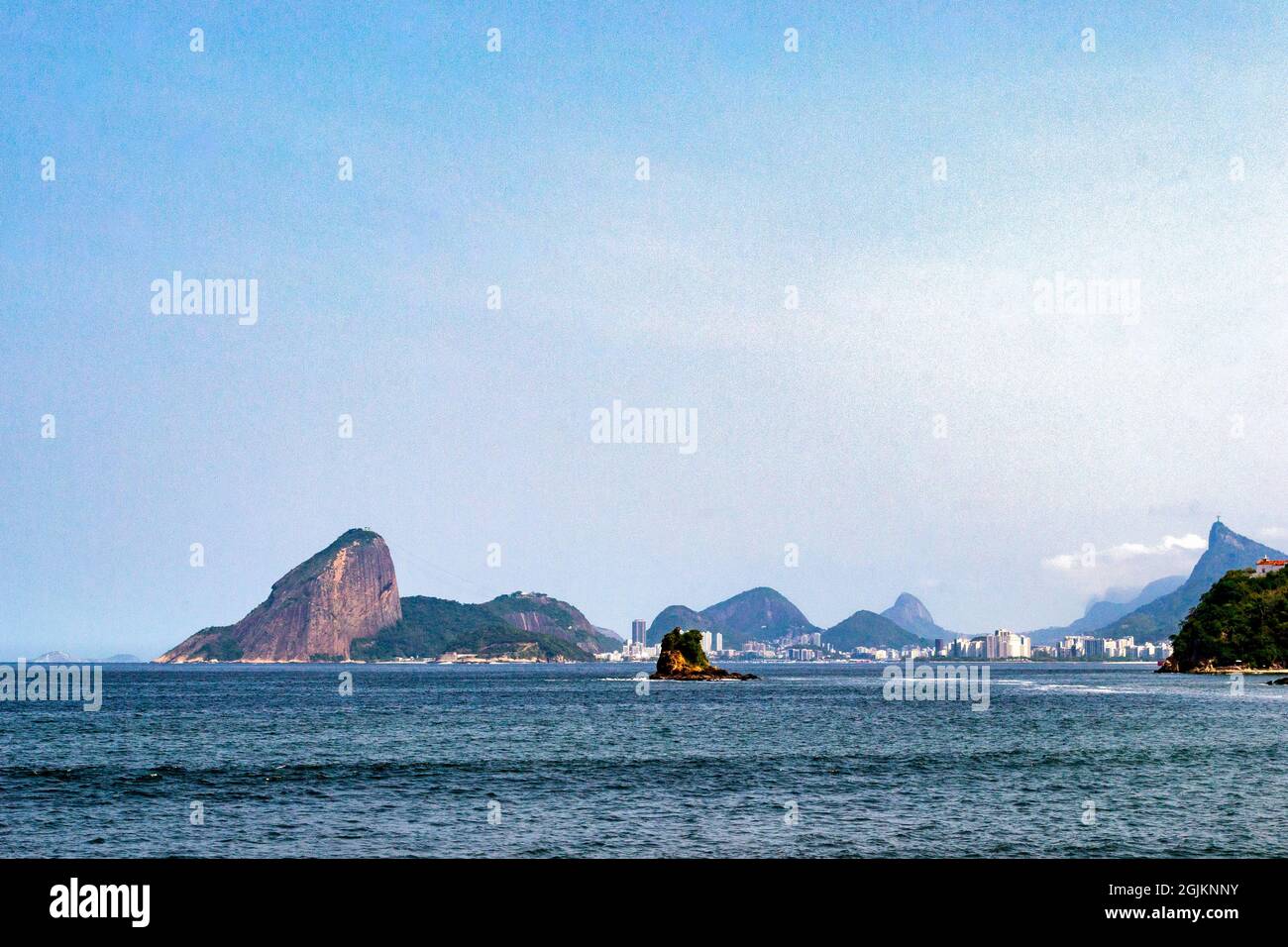 Le montagne di Icarai Beach che si trova nella parte sud di Nitreoi, Rio de Janeiro, Brasile. Foto Stock