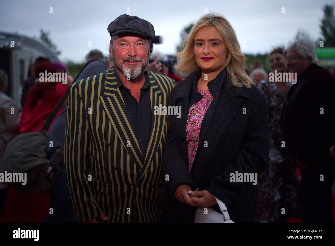 Sion Tudor Owen (a sinistra) arriva per la prima di la Cha Cha al Parc Y Scarlets di Llanelli. Data foto: Venerdì 10 settembre 2021. Foto Stock