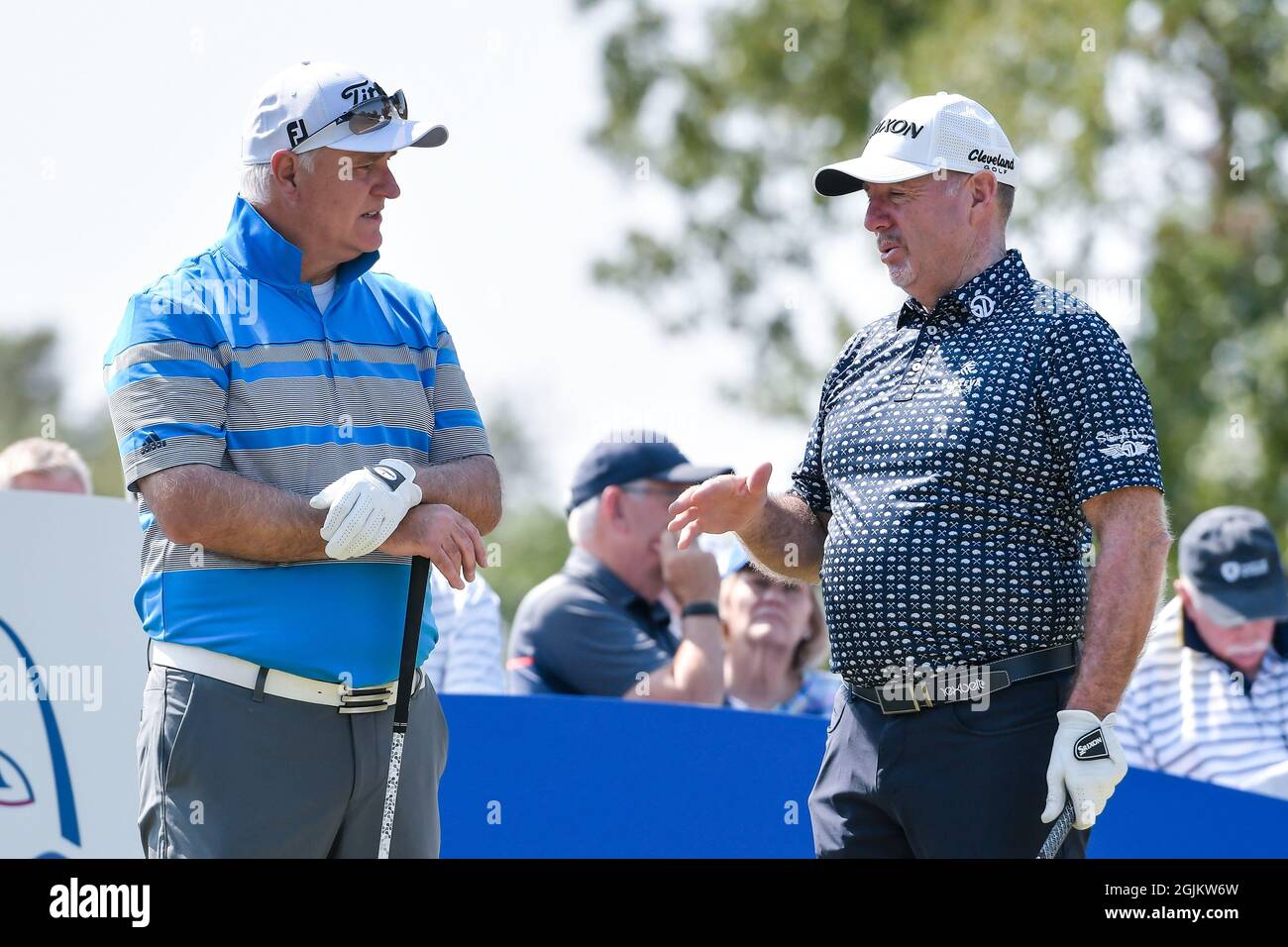 Jennings, Stati Uniti. 10 Settembre 2021. 10 settembre 2021: Stephen Dodd dal Regno Unito e Rod Pampling da Brisbane Australia parlano prima di passare dal primo tee durante il primo round dell'Ascension Charity Classic tenuto al Norwood Hills Country Club di Jennings, MO Richard Ulreich/CSM Credit: CAL Sport Media/Alamy Live News Foto Stock