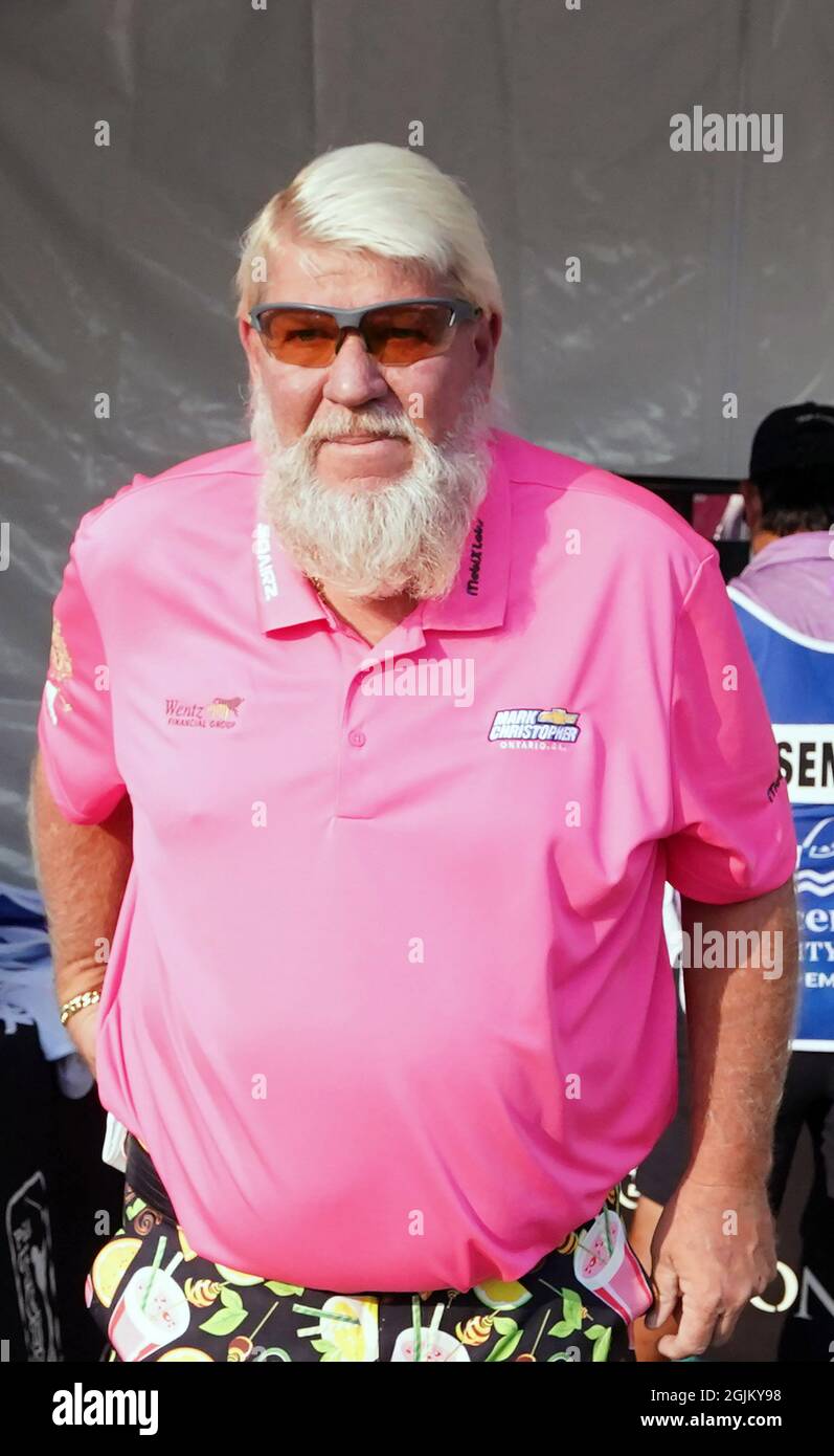 St. Louis, Stati Uniti. 10 Settembre 2021. Il golfer John Daly cammina alla scatola del tee per il suo colpo del tee sul foro uno nell'Ascension Charity Classic a St. Louis il venerdì 10 settembre 2021. Foto di Bill Greenblatt/UPI Credit: UPI/Alamy Live News Foto Stock