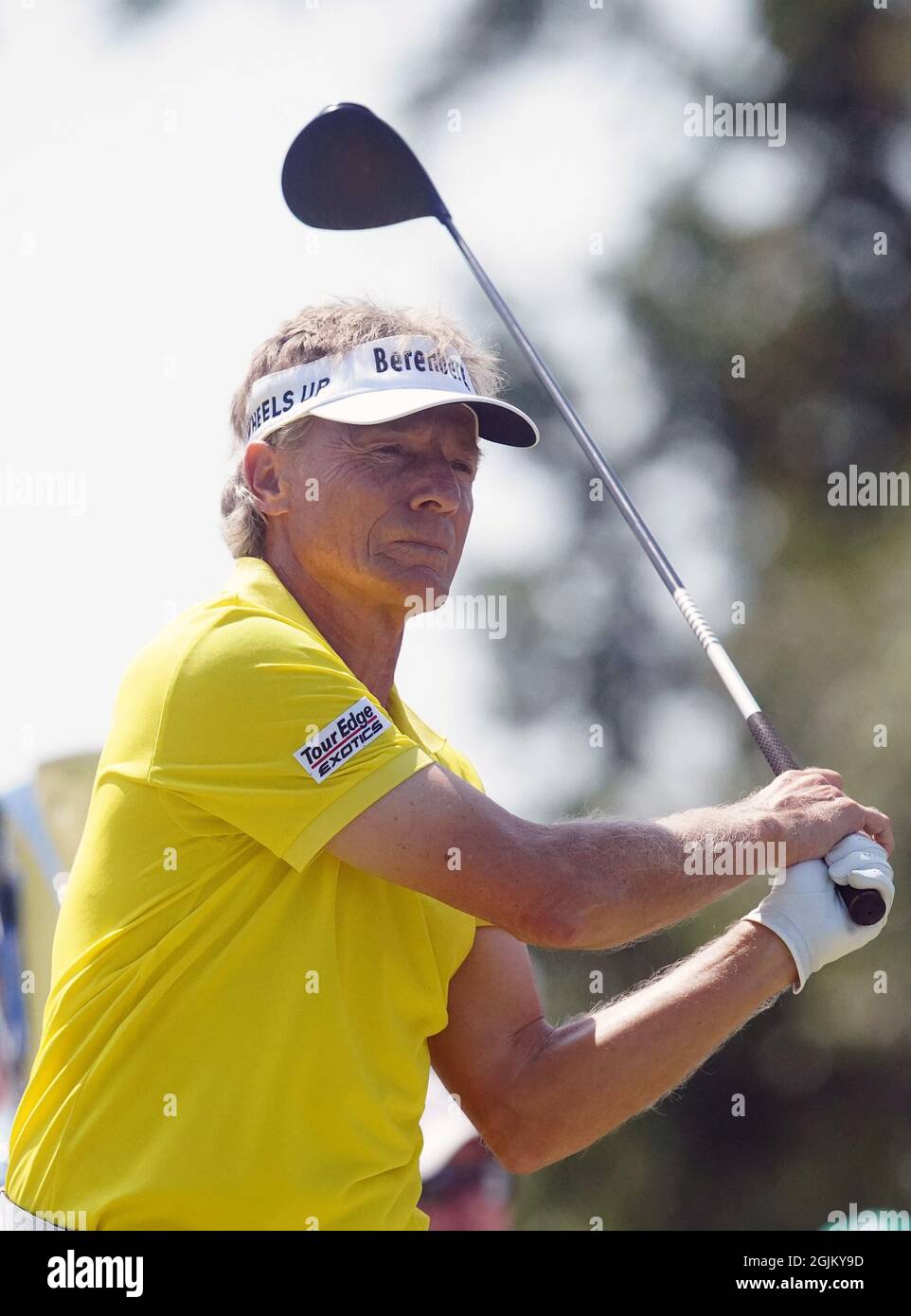 St. Louis, Stati Uniti. 10 Settembre 2021. Il golfista Bernhard Langer oscilla sul suo tee shot sul foro uno nell'Ascension Charity Classic di St. Louis venerdì 10 settembre 2021. Foto di Bill Greenblatt/UPI Credit: UPI/Alamy Live News Foto Stock