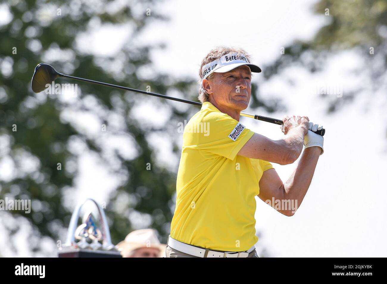 Jennings, Stati Uniti. 10 Settembre 2021. 10 settembre 2021: Bernhard Langer di Monaco di Baviera Germania guarda la sua tee shot dal primo tee durante il primo round dell'Ascension Charity Classic tenuto al Norwood Hills Country Club di Jennings, MO Richard Ulreich/CSM Credit: CAL Sport Media/Alamy Live News Foto Stock