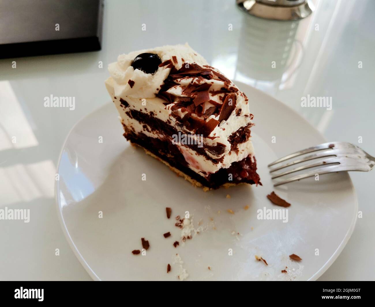 Fetta di torta Schwarzwald, conosciuta anche come torta della foresta nera, su piatto bianco Foto Stock
