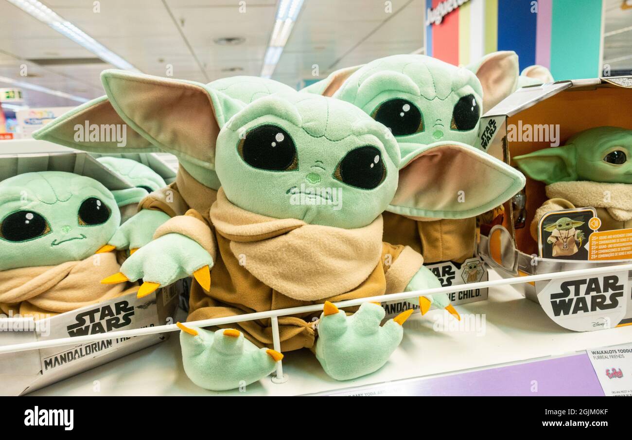 Bambole Star Wars Yoda nel negozio di giocattoli. Foto Stock