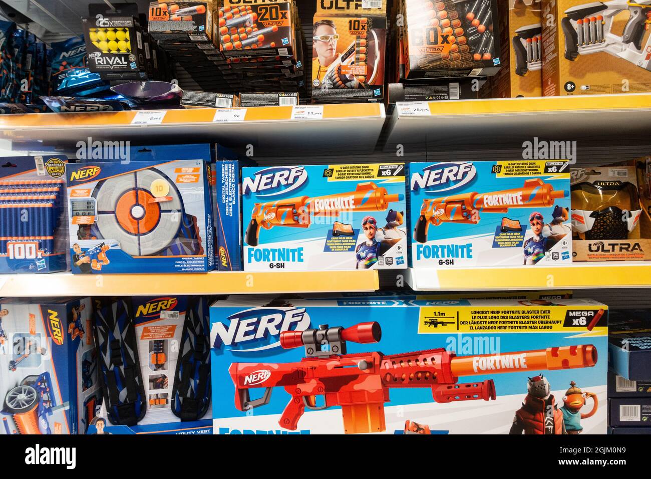 Pistole blaster Fortnite NERF per bambini in negozio di giocattoli Foto  stock - Alamy