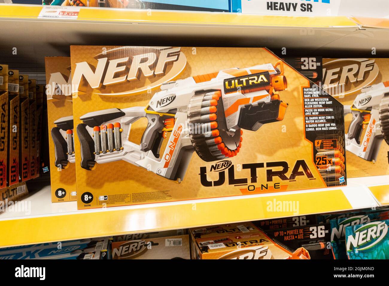 Pistole blaster Fortnite NERF per bambini in negozio di giocattoli. Foto Stock