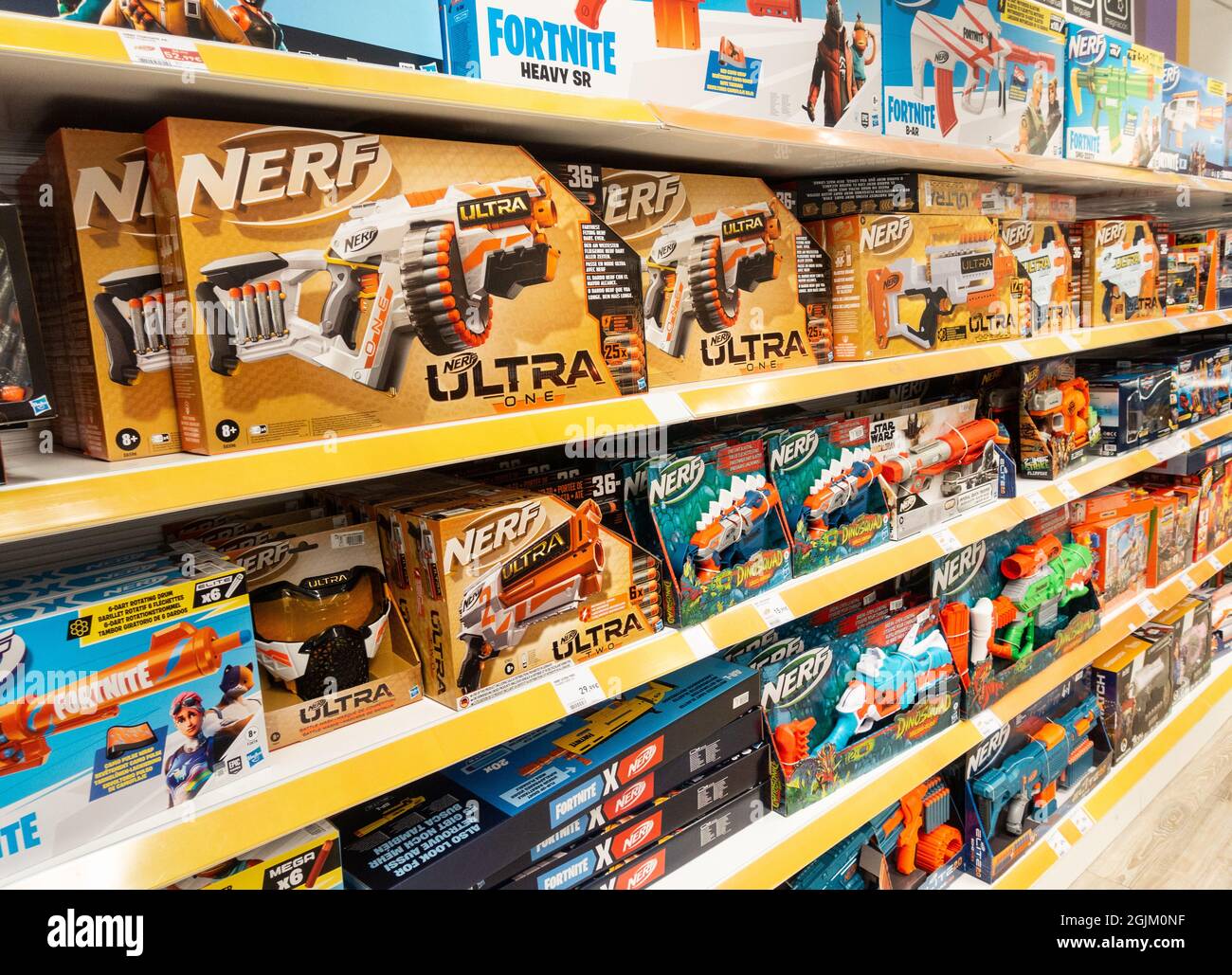 Pistole blaster Fortnite NERF per bambini in negozio di giocattoli. Foto Stock